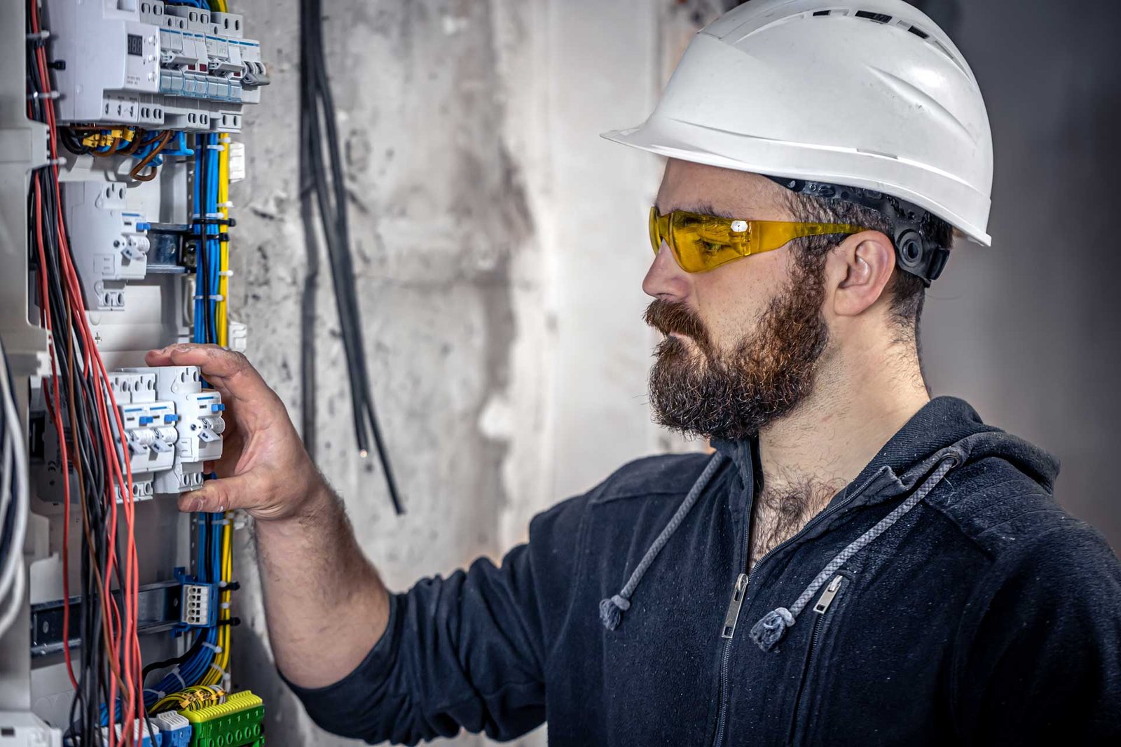 a-male-electrician-works-in-a-switchboard-with-an-ARNBC8Y.jpg